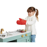 Janod - Cocina de Madera Loft - Juguete Imitación Cocina y Vajilla - Vintage y Actual - 7 Utensilios de Metal y Guante de Tela - Pintura al Agua - A Partir de 3 Años, J06556