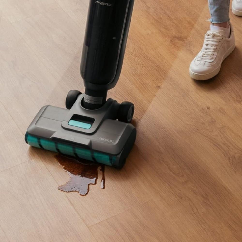 Cecotec Fregona Eléctrica FreeGo Wash&Vacuum Spray. 250 W, Friega y Aspira a la vez, Autonomía 35 mins, Rodillo Wet Jalisco, Spray de Agua, Depósito de Agua Limpia 700 ml y Sucia de 750ml, Base