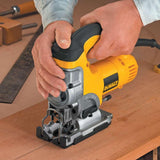 Dewalt DW331K-QS - Sierra de calar 701w electrónica con puño cerrado + maletín