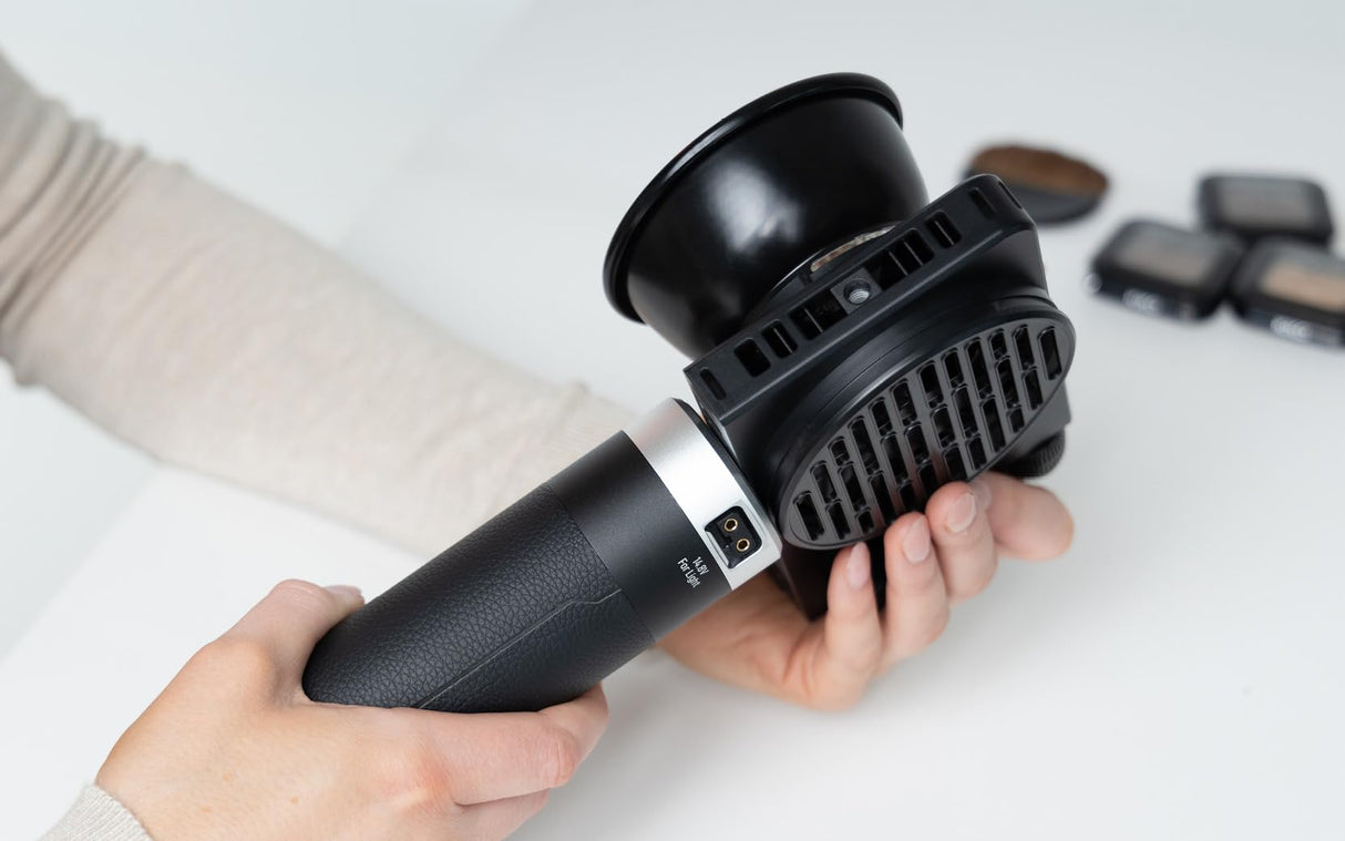 Rollei Empuñadura de batería | 99 Wh | para la serie LUX | Compatible con luces Rollei LUX | Potente batería de 99 Wh | Conectores D-Tap & USB-C | Apto para viajes en avión | Empuñadura de energía con