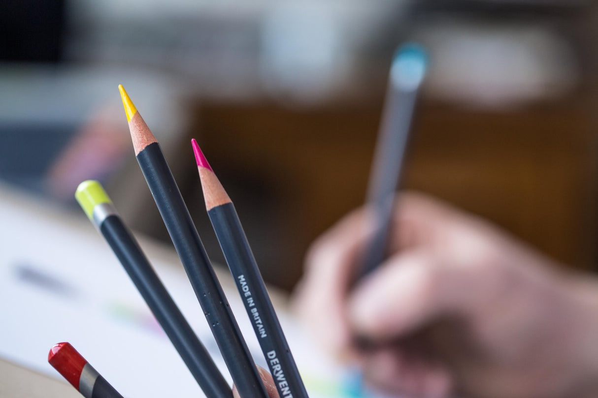 Derwent Procolour Juego de 72 Lápices de Colores de Textura Suave de Calidad Profesional en 1 Caja Metálica, 4 mm