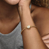 PANDORA Signature Moments Pulsera de cadena de serpiente con cierre con diseño de corona centelleante en O chapada en oro de 14 quilates con circonitas cúbicas transparentes, 17