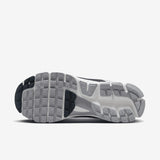 NIKE Zoom Vomero 5, Sneaker Mujer, White Metallic Silver Armory Navy Sail, 42 EU