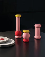 Alessi Totem Domestici MP0210 2 - Molinillo de Sal, Pimienta y Especias de Diseño en Madera de Haya, Rosa, Roja y Amarilla