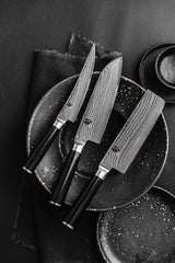 KAI Shun Classic Juego de cuchillos de chef japonés 2 piezas - Santoku con hoja de 18 cm + Cuchillo multiusos con hoja de 15 cm - Cuchillo de Damasco de 32 capas con núcleo VG MAX - 61 HRC