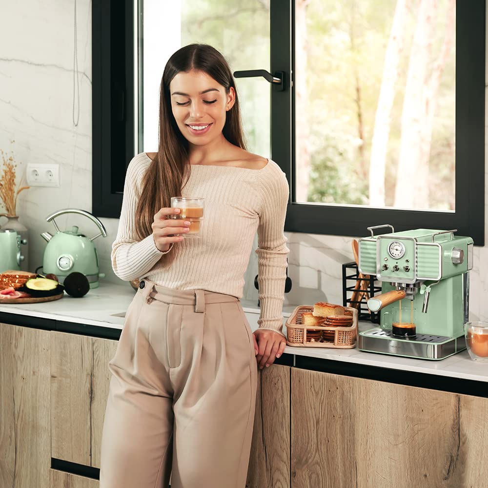 Cecotec Cafetera Express Power Espresso 20 Tradizionale Light Green. 1350 W, Espresso y Cappucicno, 20 Bares y Thermoblock, Vaporizador, Manómetro, Diseño Vintage, Capacidad 1,5 Litros