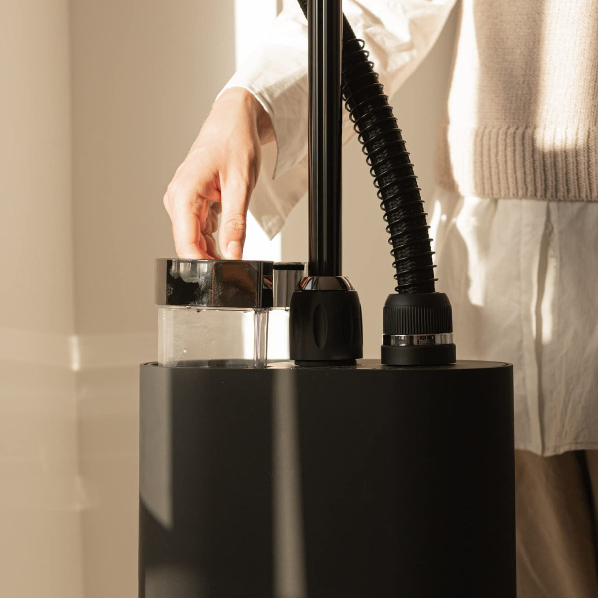 SteamOne - Plancha de vapor 2000 W, 42 g/min - Plancha vertical - 1 hora de autonomía - Lista para usar en 60 segundos - Start&Stop - Apagado automático - Sistema antical - Stilys SY70SB