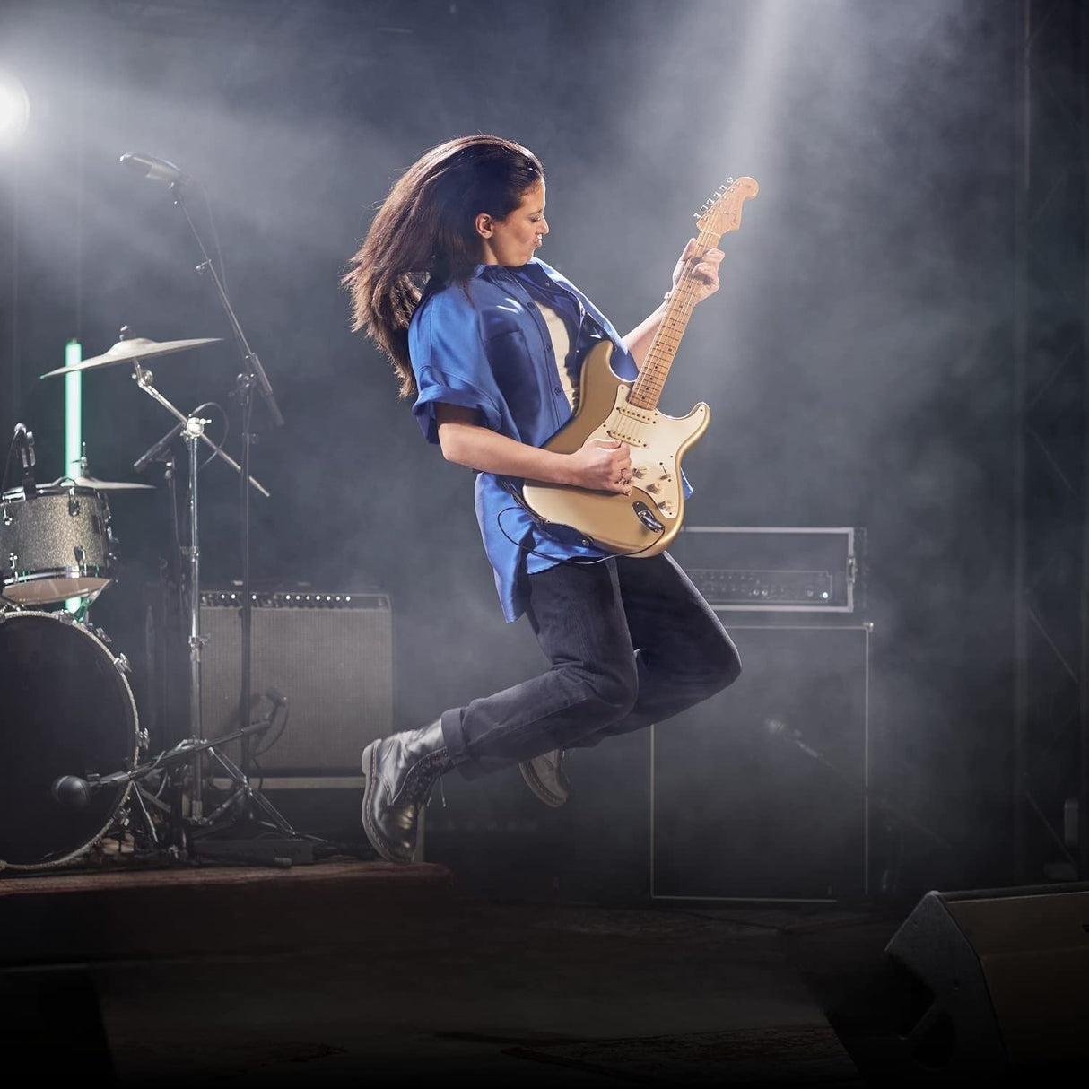 Sistema inalámbrico Shure GLXD14R+ para guitarra y bajo con batería de 12 horas y alcance de 30m. Incluye cable de instrumento y receptor de montaje en rack.