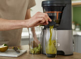 Kenwood PureJuice Pro JMP85.000SI, Extractor Zumo Verduras y Frutas con Recipiente para Pulpa y Jarra para Zumo, Tubo de Alimentación XL, Tapa Antigoteo, 230W, Plata