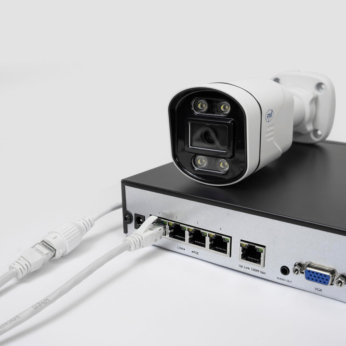 PoE PNI House IPMAX PoE 5 Paquete de videovigilancia, NVR, 4 cámaras IP de 5MP y Correa SafeHouse Disco Duro de 1 TB Incluido