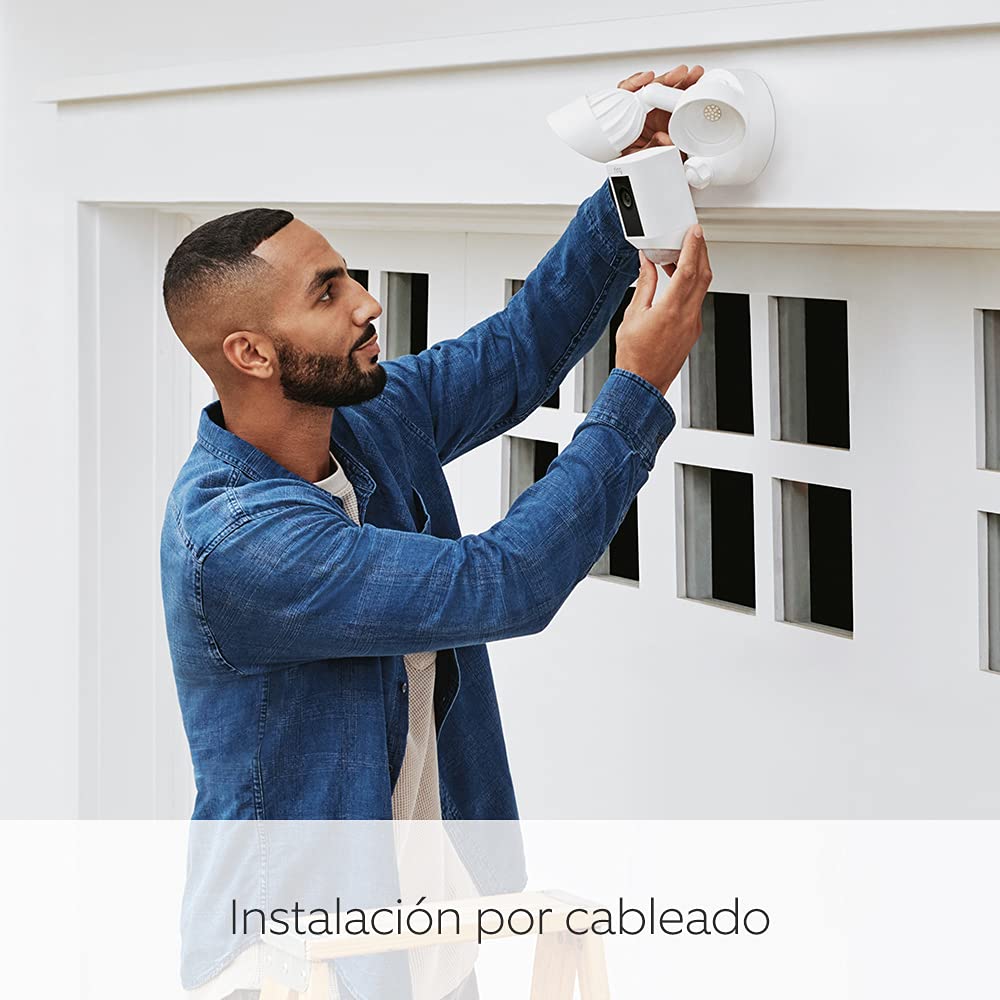 Ring cámara Plus con focos cableada (Floodlight Cam Wired Plus) | Cámara de vigilancia exterior wifi con vídeo HD, comunicación bidireccional, focos LED, sirena integrada | 30 días gratis de Ring Home