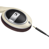 Sennheiser Auriculares HD 599 para colocar alrededor de las orejas y la parte trasera abierta, color marfil