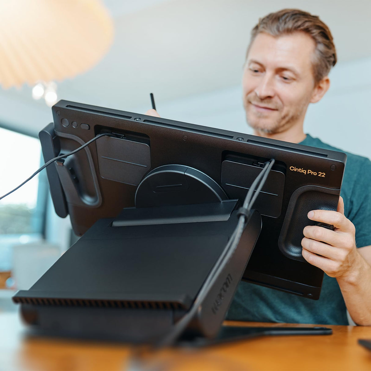 Wacom Cintiq Pro 22 Stand, VESA 100, rotación de 20° en ambas direcciones, Compatible con Cintiq Pro 22