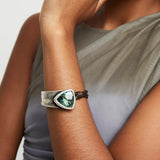 UNO de 50 | Pulsera Rígida para Mujer | Cuero y Bañada en Plata de Ley | Cristal Facetado Verde | Talla M | Joya Artesanal | Hecho en España