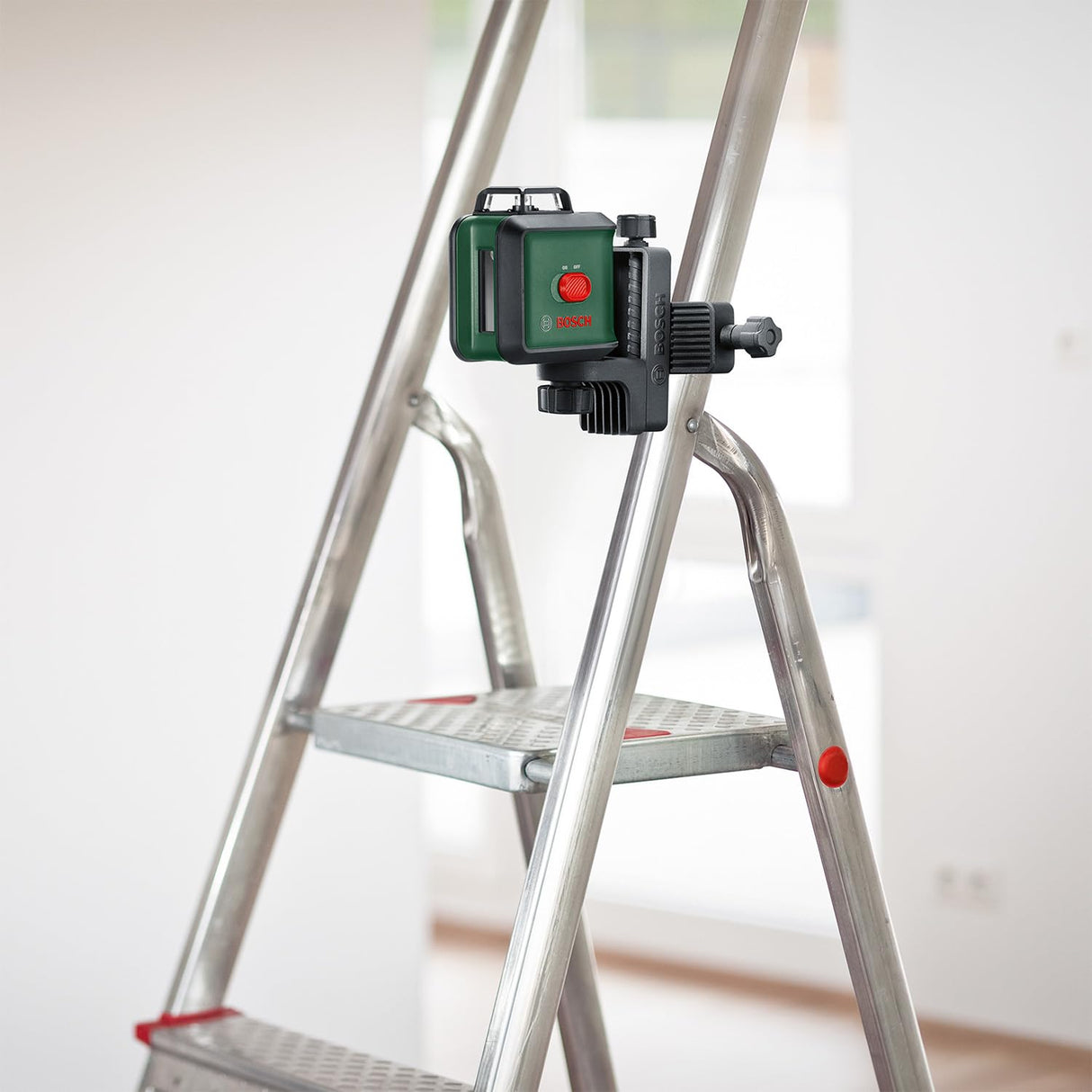 Bosch Home and Garden nivel láser de líneas cruzadas UniversalLevel 360 con trípode prémium + pinza universal MM 3(líneas en vertical horizontal,incl. 360° para alineación por toda estancia)