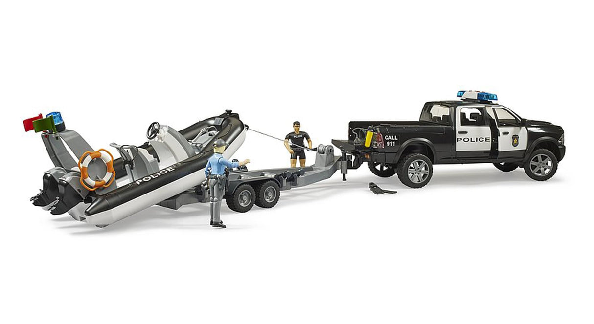 bruder 02507 - RAM 2500 Polizei Pick-up, módulo de luz y sonido, remolque con bote, 2 figuras - 1:16 Vehículo de emergencia, servicio de rescate, policía, buzo, bworld, Toys