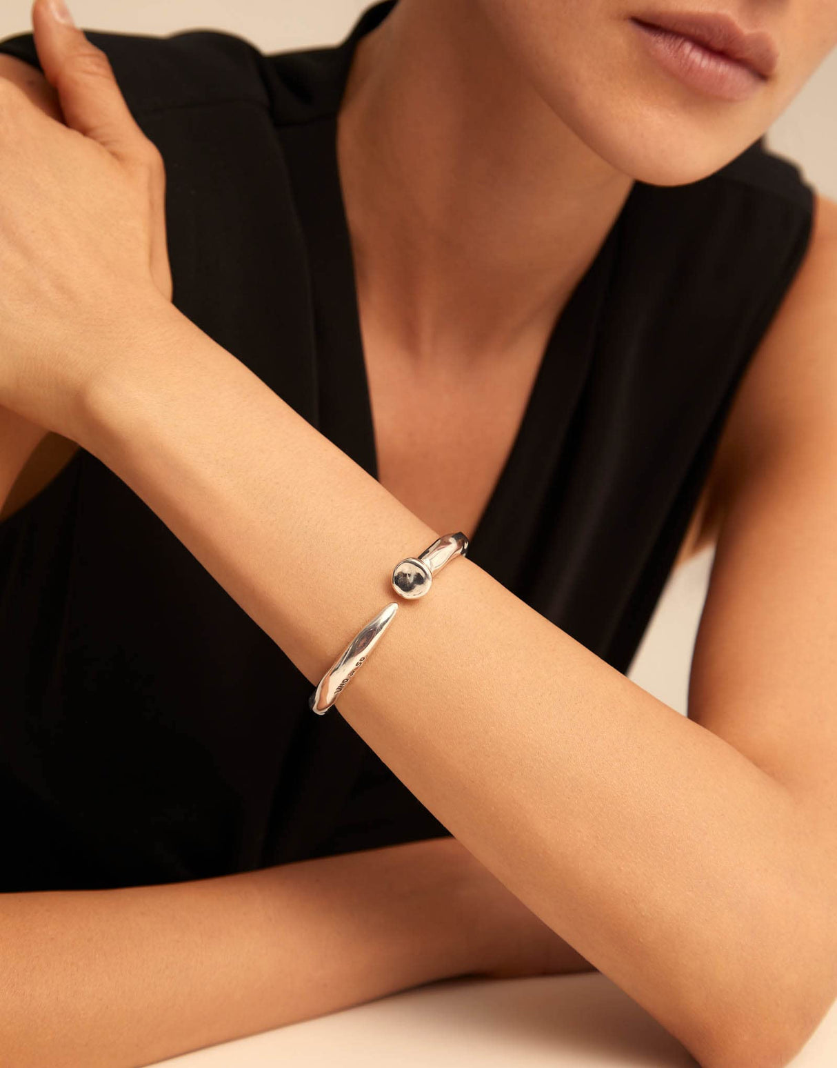 UNO de 50 | Pulsera Rígida en Aleación de Metales | Bañado en Plata de Ley | Joya Artesanal | Diseño Creativo