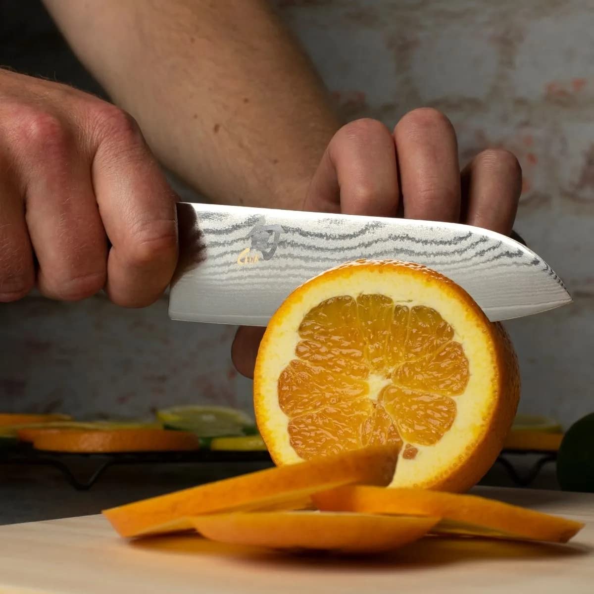 KAI Shun Classic pequeño Santoku 14 cm longitud de la hoja - First Touch - cuchillo de Damasco 32 capas núcleo VG MAX - 61 (±1) HRC - mango de madera Pakka - cuchillo de cocina japonés forjado