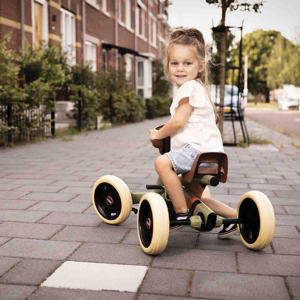 BERG Buzzy Retro Green Pedal Gokart, vehículo Infantil, Coche a Pedal, Kettcar a Partir de 2 años, Alta Seguridad y Estabilidad, vehículo de Pedales para niños
