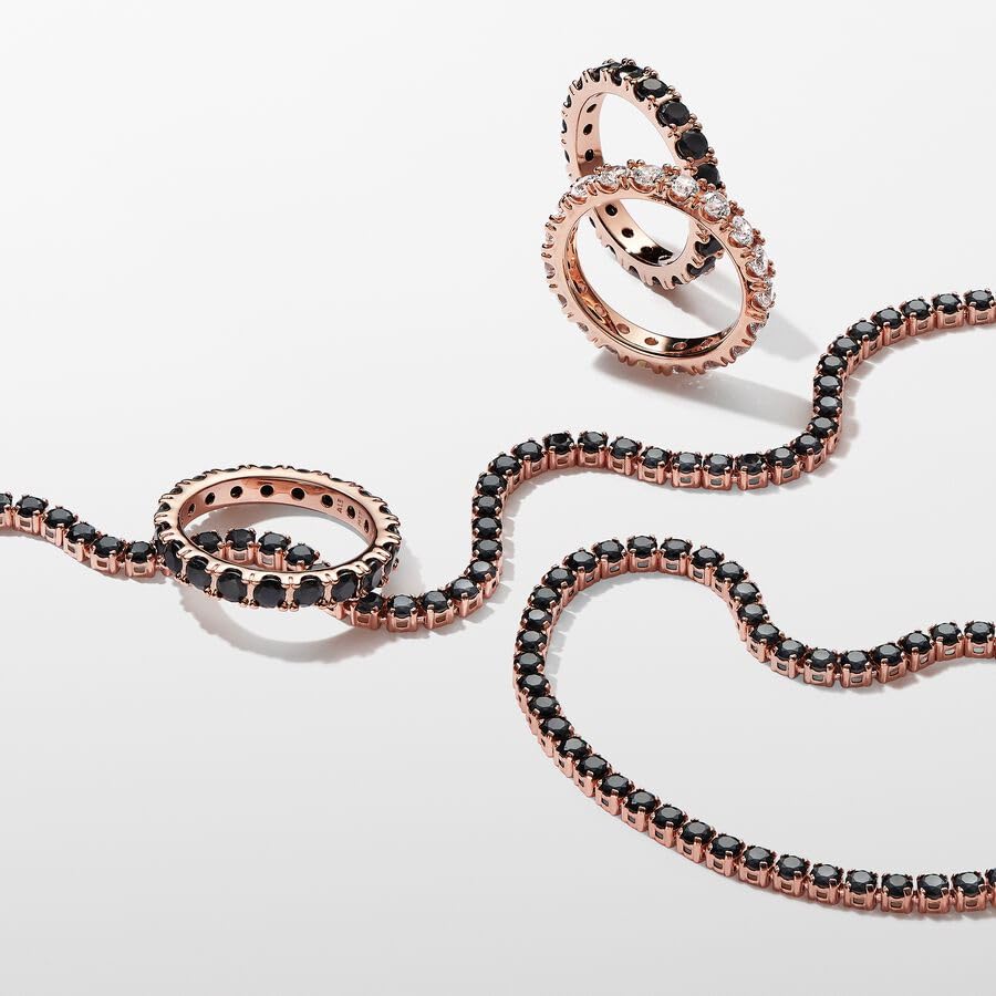Pandora Timeless Anillo chapado en oro rosa de 14 quilates con cristal negro, talla 52