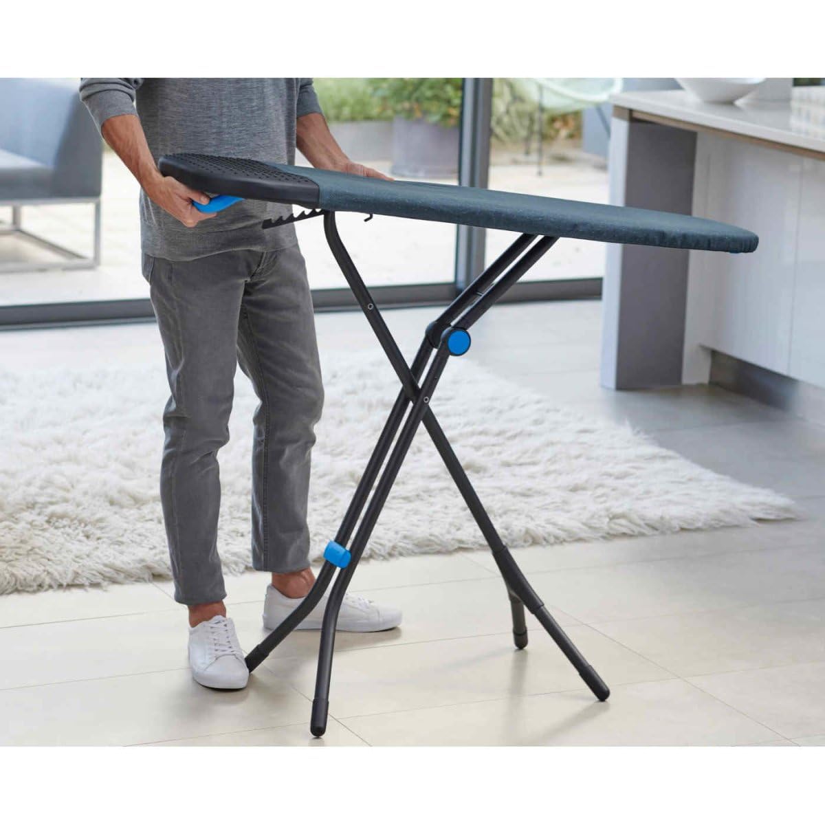Joseph Joseph Glide Plus Tabla de Planchar 130 x 38 cm, Altura Regulable, Reposaplancha Resistente al Calor, Funda de Algodón Súper Absorbente, Negra/Azul