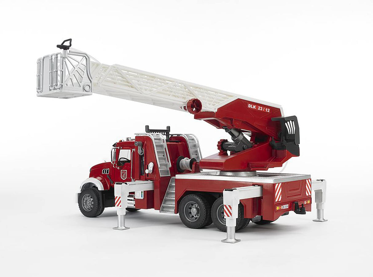 bruder 02821 - Camión de bomberos Mack Granite con bomba - 1:16 Vehículo, Camión de bomberos, Llamada de emergencia, Camión de bomberos, Juguete