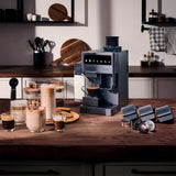 Cecotec Cafetera de Cápsula Freestyle Grind & Latte. 1400W, 20Bares, Multicápsulas, Café Grano 40g, Molinillo Cónico, 1.6L Depósito Agua, 300ml Leche, Thermoblock, Pantalla Táctil, Limpieza Automática