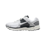 NIKE Zoom Vomero 5, Sneaker Mujer, White Metallic Silver Armory Navy Sail, 42 EU