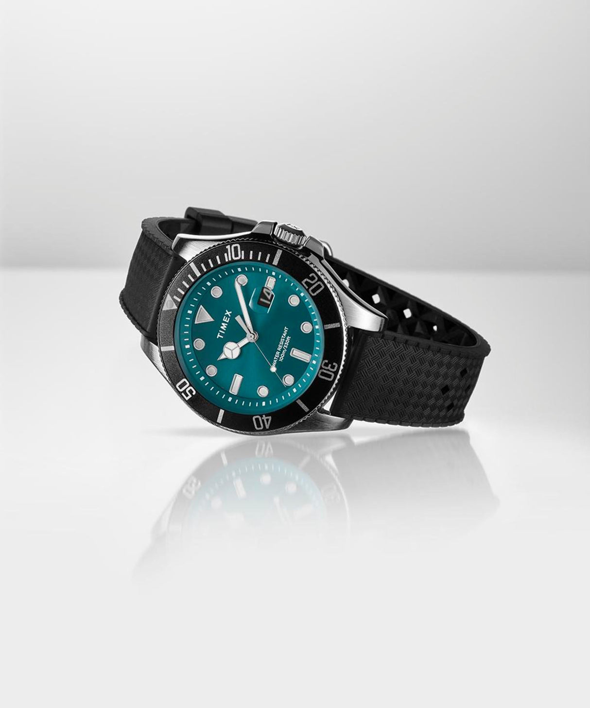 Timex Trend - Reloj de 43 mm para hombre, correa de liberación rápida de dos piezas, esfera verde, caja en tono plateado TW2V91700