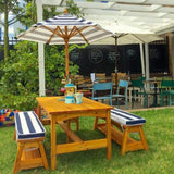 KidKraft Conjunto jardín de Mesa y 2 Bancos de Madera para niños con sombrilla y Cojines, Muebles para terrazza, Patio y Exterior al Aire Libre (00106)