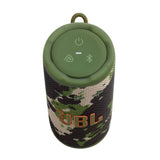JBL Grip, altavoz Bluetooth compacto, sonido JBL Pro, AI Sound Boost, resistencia al agua IP68, luz ambiental, autonomía 14 h, conexión multi-altavoz Auracast, aplicación JBL Portable, verde camuflaje