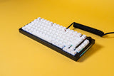 Glorious Gaming GMMK PRO 75% - Teclado gaming mecánico modular, TKL, carcasa de 1,5 kg, personalizable, cable espiral, reposamuñecas, keycaps blancas, RGB, distribuciones QWERTY nórdico - Negro