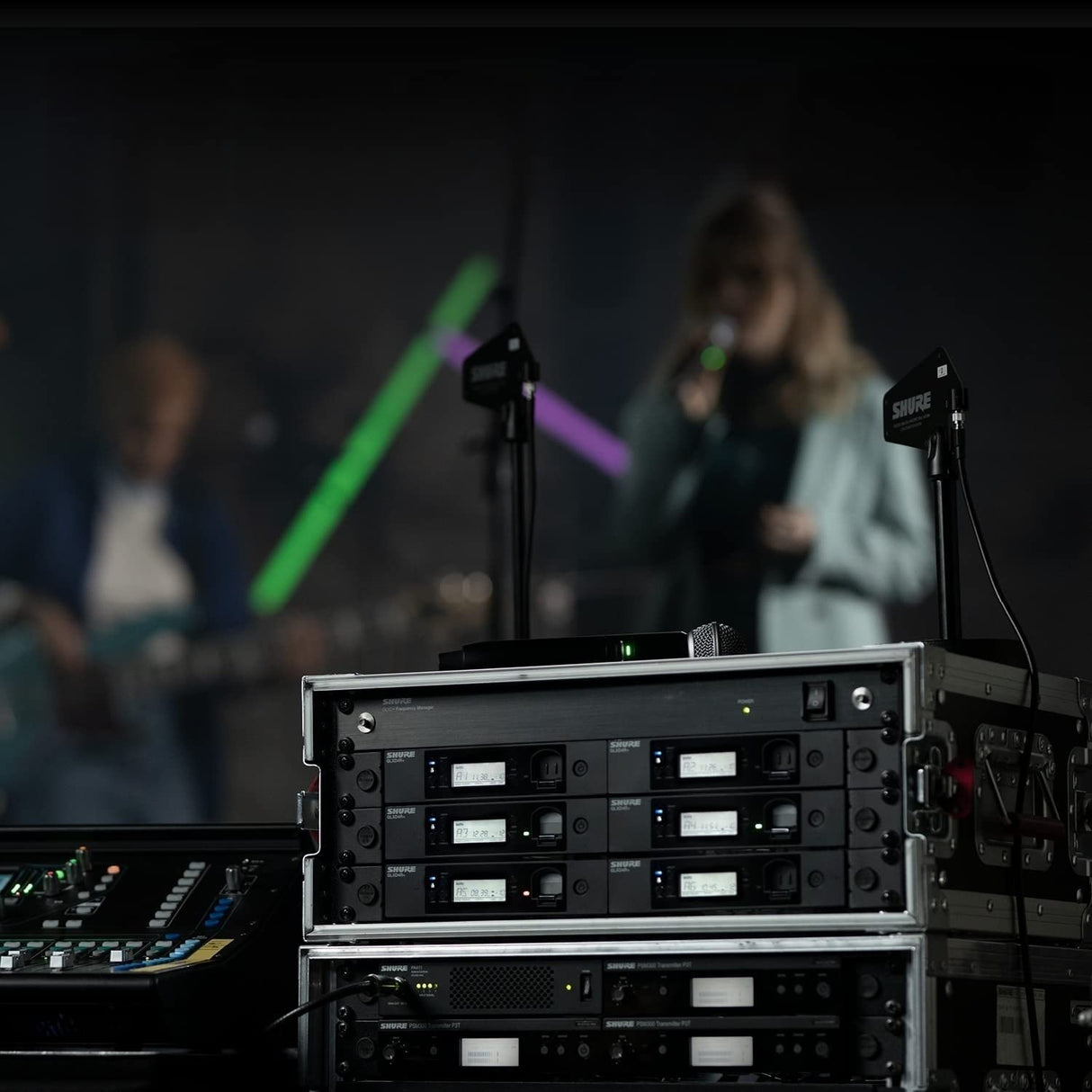 Sistema inalámbrico Shure GLXD14R+ para guitarra y bajo con batería de 12 horas y alcance de 30m. Incluye cable de instrumento y receptor de montaje en rack.