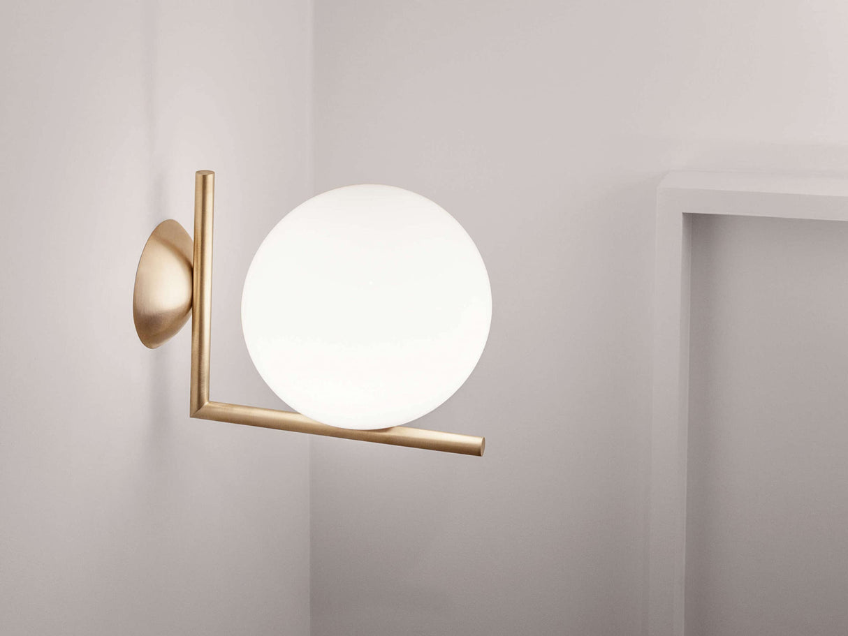 Flos IC Lights Ceiling/Wall 2 F3179035 - Lámpara de pared (latón y cristal opalino, 60 W, soporte: 38,1 x 11 cm, diámetro de la bola: 30 cm), color rojo
