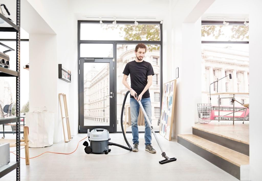 Nilfisk Professional Vacuum Cleaner VP300 HEPA EU1 (800/400 W, Air Flow: 32/25 L/Dry; Industrial Vacuum Cleaner, Dry Vacuum) 41600870