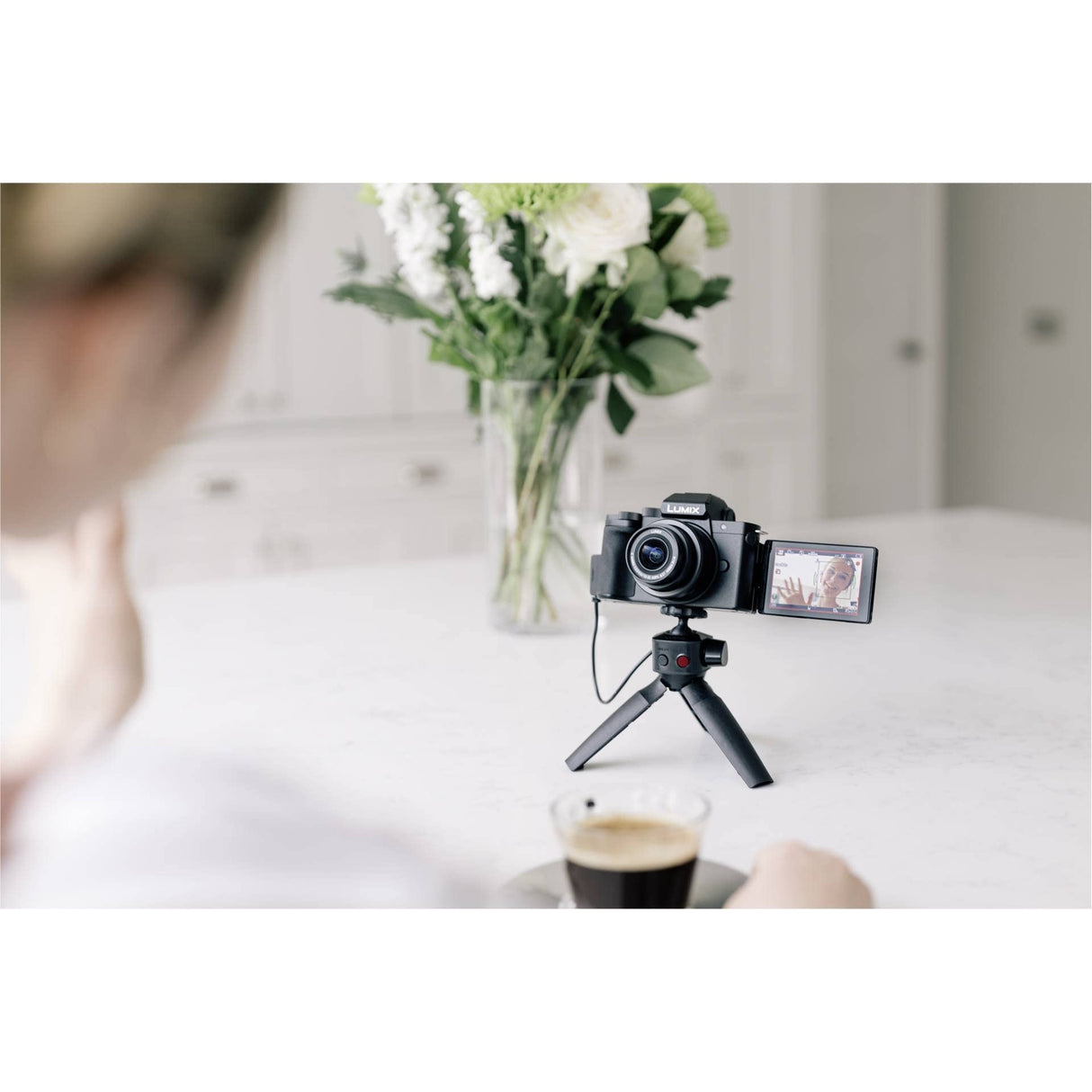 Panasonic Lumix DMW-SHGR1 - Empuñadura para cámara LUMIX G (trípode para vlogging, 2 en 1 empuñadura y trípode, botón grabación de vídeo/Foto, Ligera y compacta, sin batería, Cable USB) Negro
