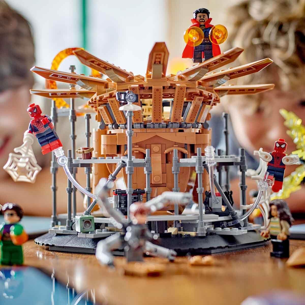 LEGO 76261 Marvel Batalla Final de Spider-Man, Recrea la Escena de No Way Home con 3 Minifiguras de Peter Parker, Duende Verde, Electro, Hombre de Arena, Ned, Dr Strange y MJ, Maqueta Coleccionable
