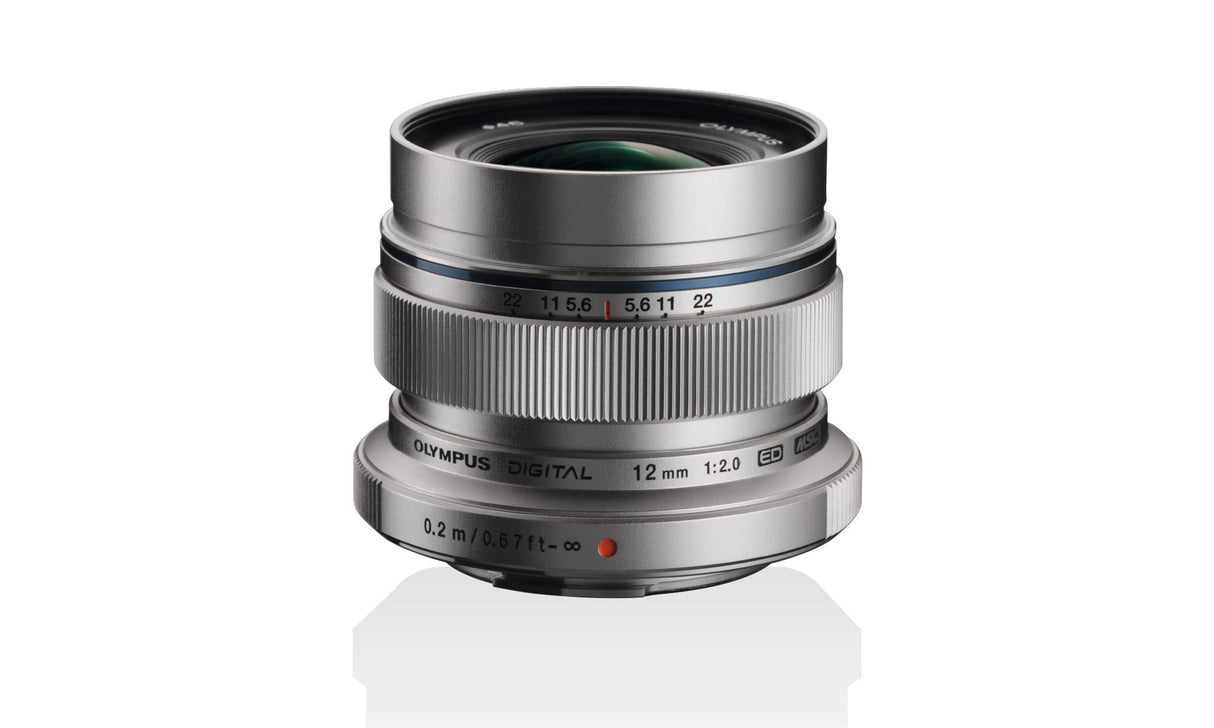 Objetivo Olympus M.Zuiko Digital ED 12 mm F2.0, Longitud Focal Fija rápida, Apto para Todas Las cámaras MFT (Modelos Olympus OM-D & Pen, Serie G de Panasonic), Plata