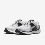 NIKE Zoom Vomero 5, Sneaker Mujer, White Metallic Silver Armory Navy Sail, 42 EU