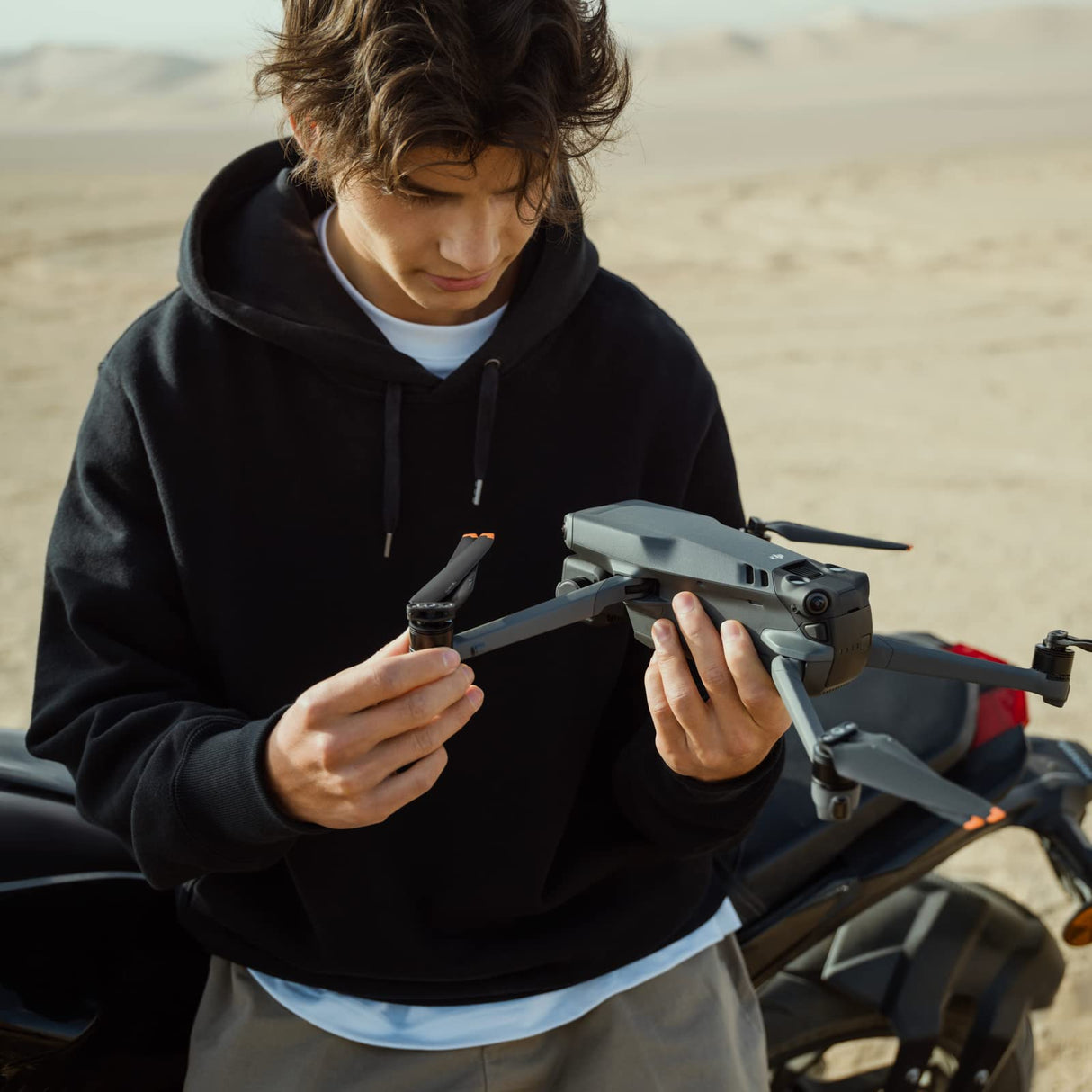 DJI Mavic 3 Fly More Combo - Dron cámara con cámara Hasselblad CMOS 4/3, vídeo 5.1K, detección de obstáculos omnidireccional, 46 min de vuelo, transm. Color GrisCertificado C1