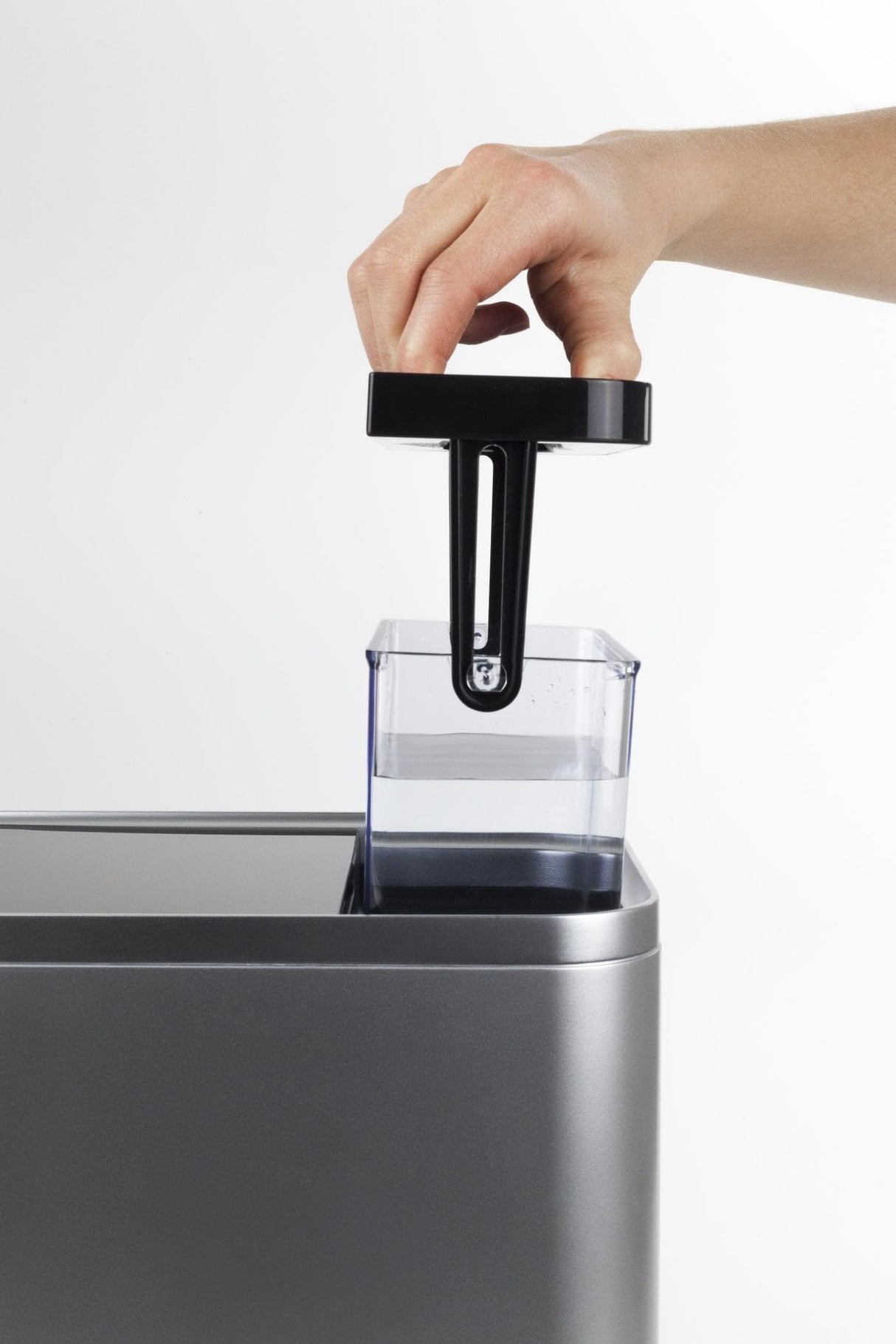 CASO Café Crema One - Cafetera superautomática con pantalla táctil, molinillo silencioso incorporado, Espumador de Leche, Boquilla vapor, Función de precalentamiento, negra y plateado
