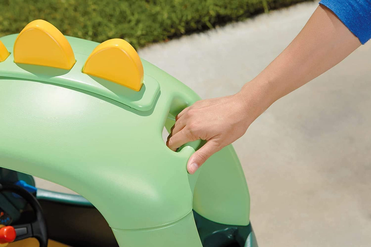 little tikes Cozy Coupe Dino - Correpasillos, Reposapiés Extraíble, Bocina Que Funciona, Botón de Arranque y Tapa de Combustible, Edad: a Partir de 18 Meses