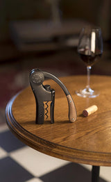 L’ATELIER DU VIN – Oeno Motion Wood & Black – Sacacorchos de palanca vertical - Metal mate y nogal sólido - Color negro