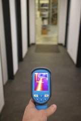 PeakTech, 5610 B, Cámara termográfica IR -20°C a 400°C con 220x160 píxeles, pantalla a color LCD de 2,8", termómetro infrarrojo incl. grabación de vídeo y fotos, con USB y software de análisis