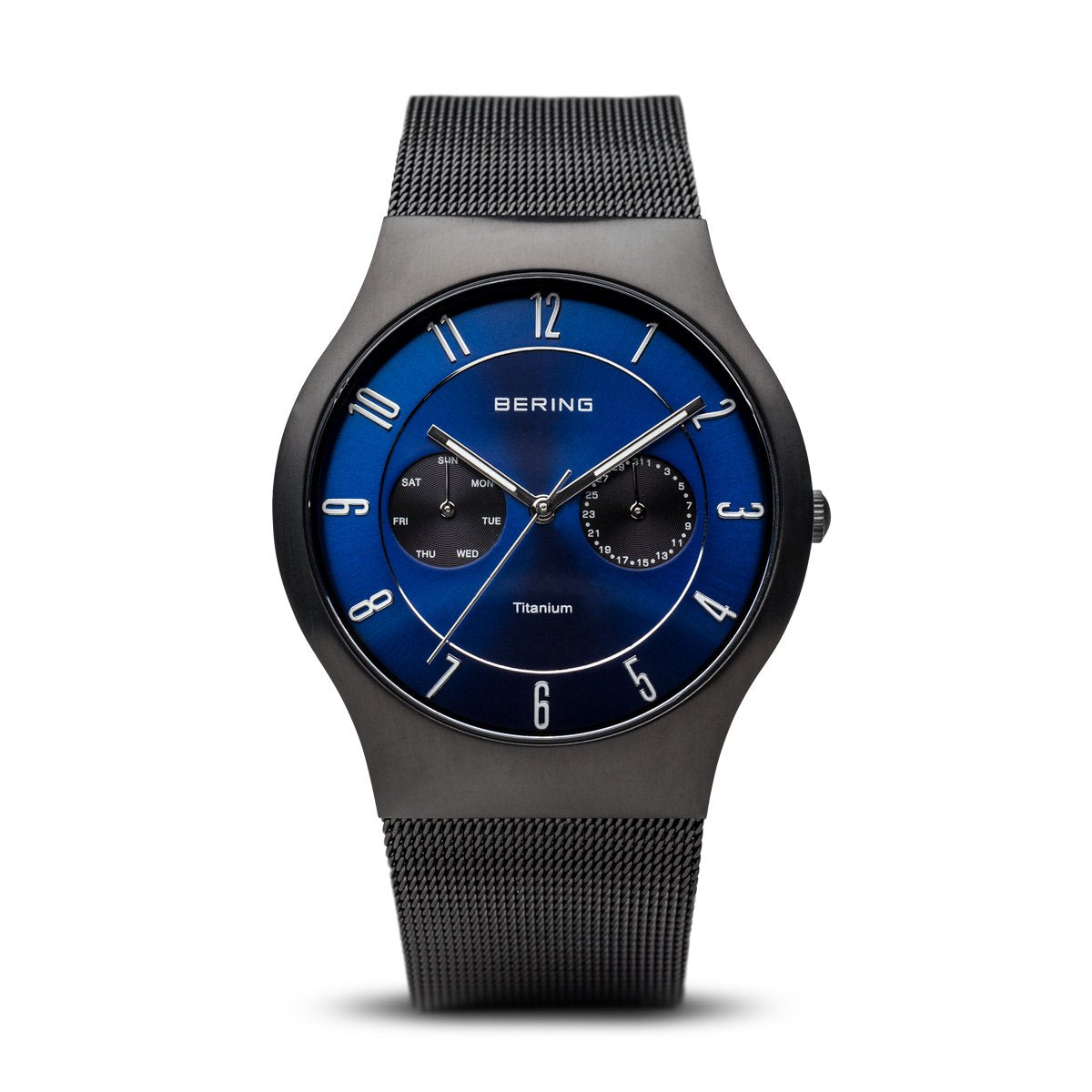 BERING 11939-078 Reloj de cuarzo para hombre con caja de titanio de 39 mm con acabado en negro y esfera azul, correa milanesa, cristal de zafiro y resistencia al agua de 5 ATM