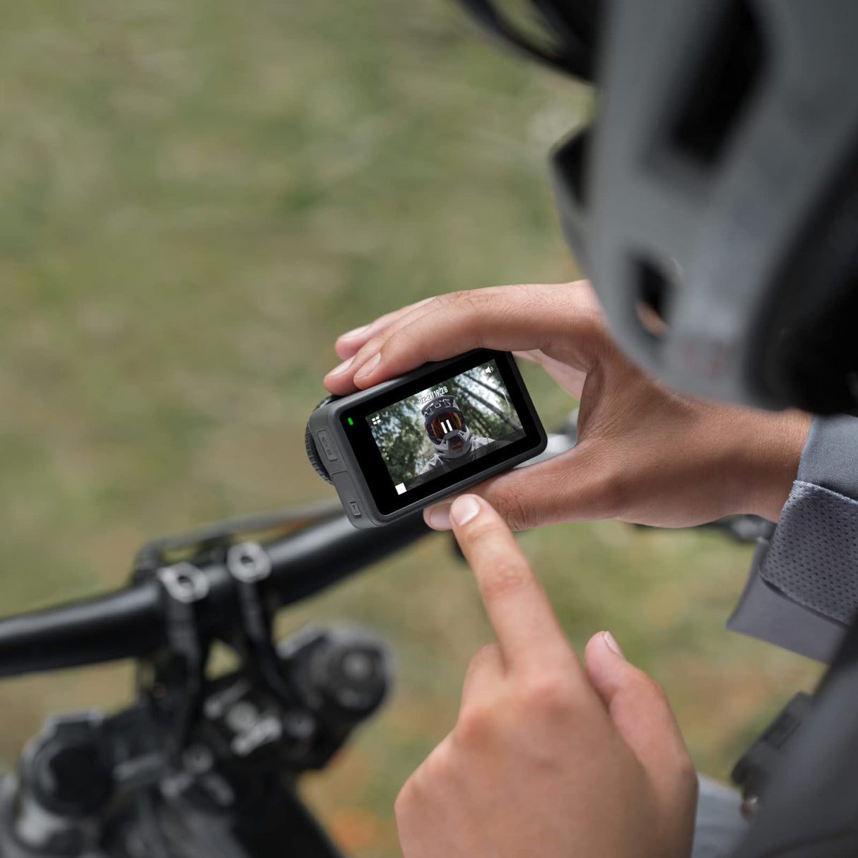 DJI Pack Estándar Osmo Action 3 - Cámara de acción 4K, FOV superamplio, HorizonSteady, soporte vertical de liberación rápida, sumergible a 16 m, dos pantallas táctiles