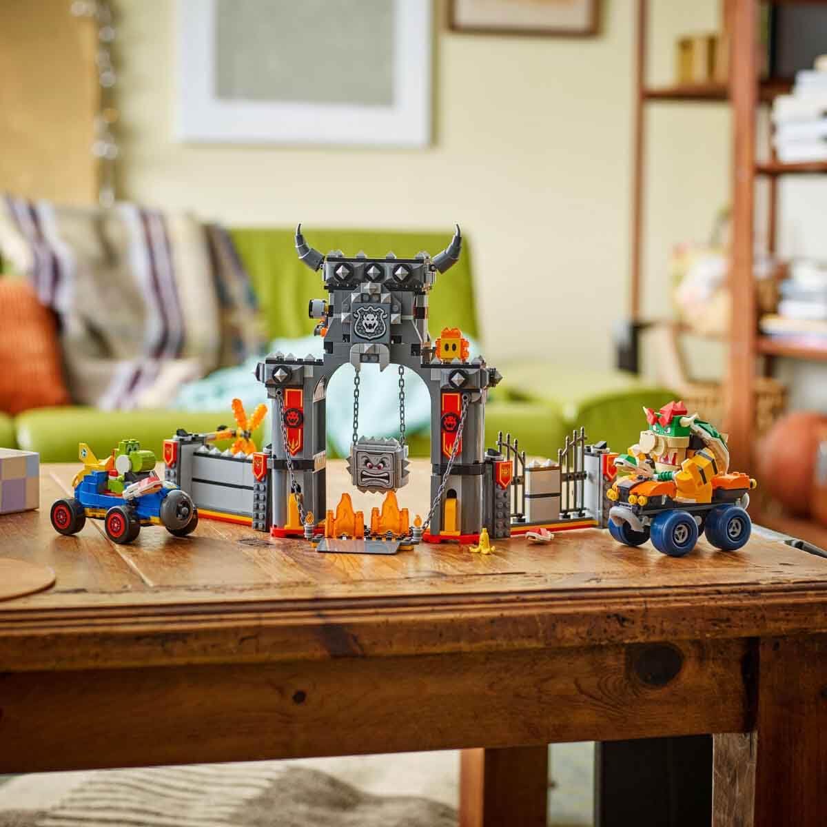 LEGO Super Mario: Mario Kart – Castillo de Bowser - Juego Interactivo con 2 Coches de Juguete y 4 Figuras Inc. Yoshi - Regalo de Nintendo para Niños y Niñas de 9+ Años 72039