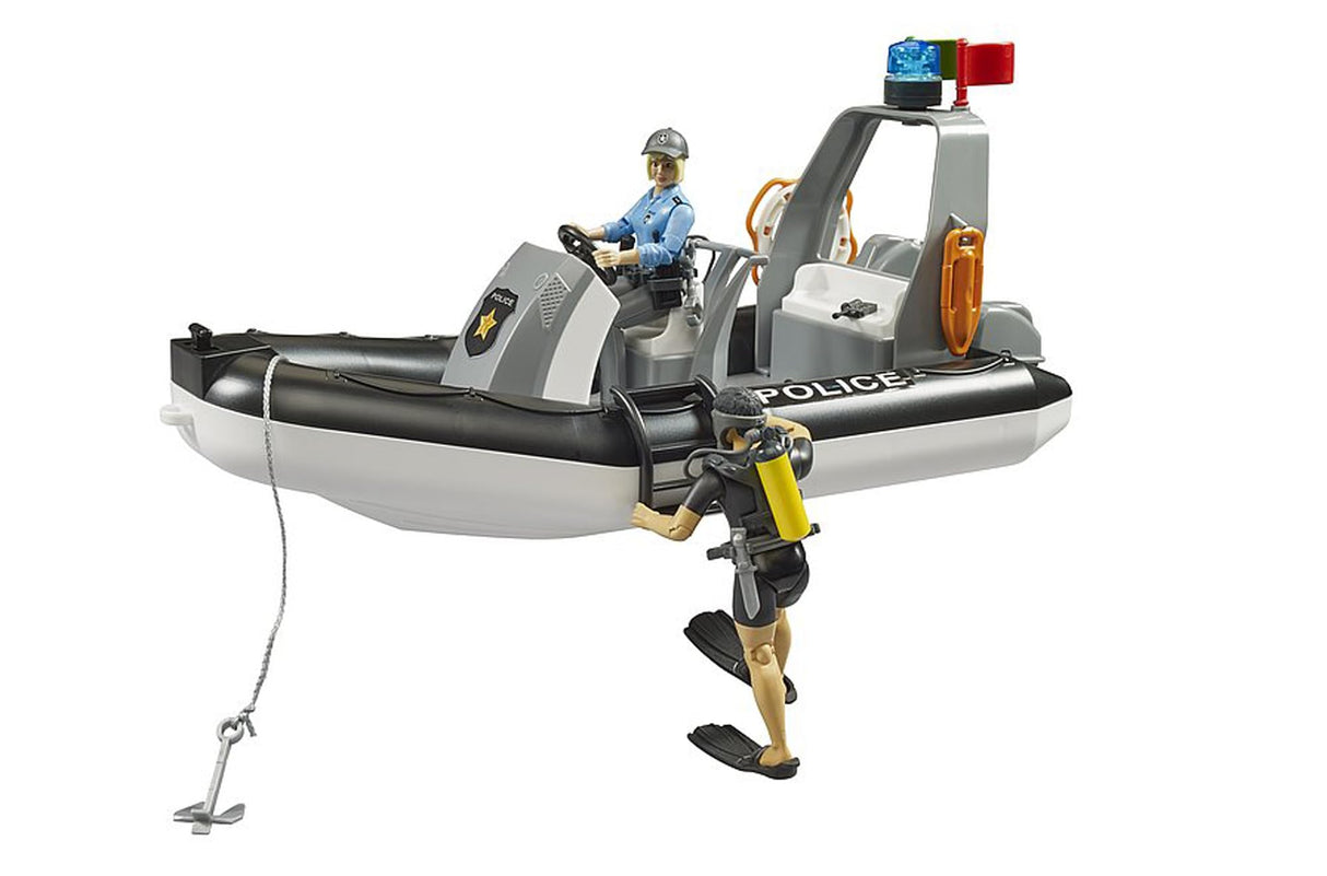 bruder 02507 - RAM 2500 Polizei Pick-up, módulo de luz y sonido, remolque con bote, 2 figuras - 1:16 Vehículo de emergencia, servicio de rescate, policía, buzo, bworld, Toys