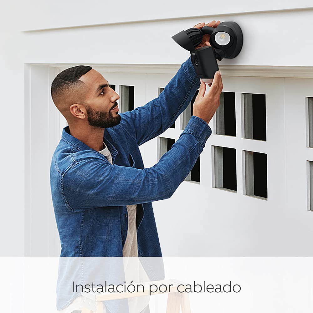 Ring cámara Plus con focos cableada (Floodlight Cam Wired Plus) | Cámara de vigilancia exterior wifi con vídeo HD, comunicación bidireccional, focos LED, sirena integrada | 30 días gratis de Ring Home