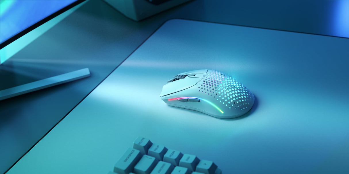 Glorious Gaming Model O 2 Wireless Ratón gaming inalámbrico - Híbrido 2,4 GHz y Bluetooth, 68g superligero, gran batería, sensor PPP 26K, RGB, ambidiestro, 6 botones, deslizadores de PTFE - Blanco